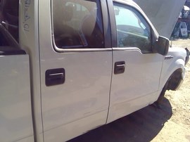 2010 FORD F-150, WHITE, XLT MODEL, CREW CAB, 5.4L, AT, 2WD.  F26518